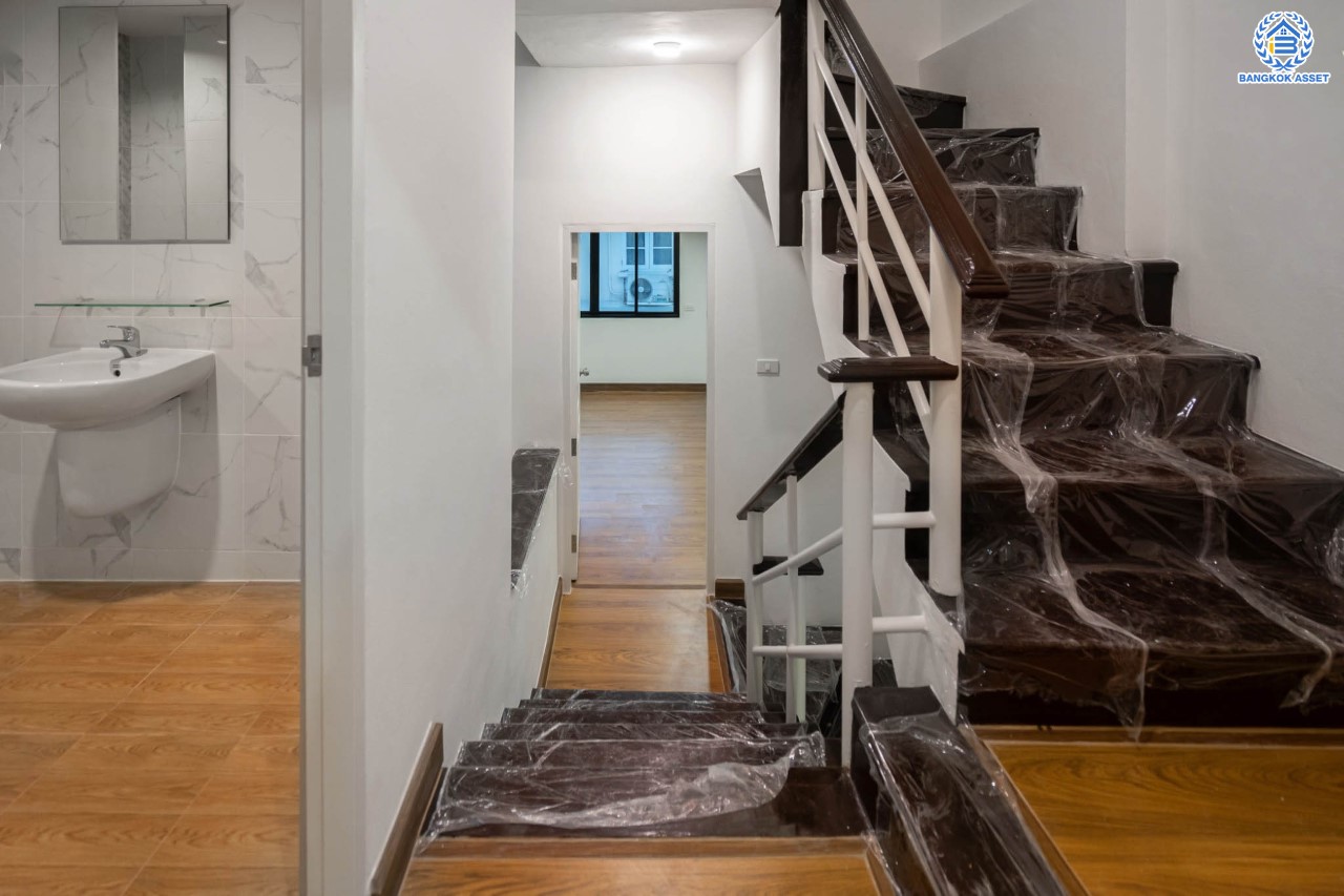 บ้านมือสองตกแต่งใหม่ ม.เศรณี ดอนเมือง-สรงประภา เนื้อที่ 27.7 ตร.ว. ฟังก์ชันจัดเต็ม 4 ห้องนอน 3 ห้องน้ำ จอดรถได้ 1 คัน ตอบโจทย์ครอบครัวใหญ่ มีความเป็นส่วนตัว เดินทางเข้าสู่ใจกลางเมืองได้อย่างสะดวกสบาย ใกล้สนามบินดอนเมือง และทางด่วนศรีสมาน...